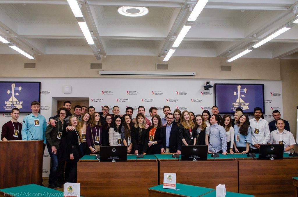 Групповое фото школы Parallel Play is the BEST way